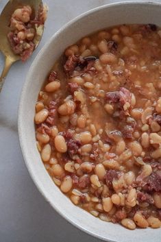 Thick and Hearty Navy Beans with Ham - Delicious Side Dishes Southern Navy Bean Recipes, Navy Beans And Ham Crockpot, Ham And Beans Soup, Bean Soup Crockpot, Beans With Ham, Beans Recipe Crockpot, Beans And Ham