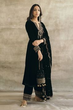 Black Velvet Indian Suit, Black Velvet Suit Design, Welwet Dress, Bottle Green Velvet Suit, Mughal Jaal, Velvet Salwar Suit, Black Kurta Set, Sureena Chowdhri, Tika Jewelry