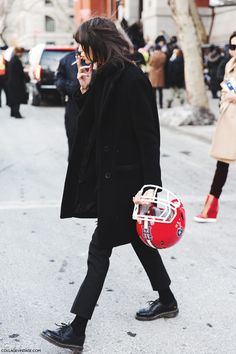 Italian Street Style, Fashion Week Nyc, Cooler Look, Street Style Winter, All Black Outfit, Mode Inspo, Doc Martens, Mode Inspiration