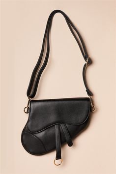 TREND ALERT || BESTSELLER Soft Vegan Leather Also available in red Retro style asymmetrical shape Envelope style Snap Closure Removable, Adjustable shoulder strap Approximate Dimensions: Length 8.5" Height 7" Red Retro, Purse Styles, Shoulder Bag Black, Best Bags, Trendy Clothes For Women, Jet Black, Snake Print, Cross Body Handbags, Saddle Bags