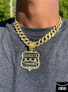 Notre boutique DDS te permet de profiter d’un bijou d’exception avec une composition de haute qualité te permettant de porter un accessoire fiable et solide dans la durée. Le pendentif de cette chaîne Hip Hop style Gangsta te permet de te démarquer très facilement avec une plaque Gangsta brillante s’harmonisant parfaitement avec la chaîne large. Money Power Respect, Holidays 2023, Men Haircut Curly Hair, Haircut Curly, Men Haircut, Hip Hop Style, Hip Hop Rap, Money Bag