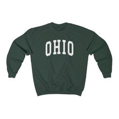 Ohio College Style Sweatshirt (Unisex) --- - This soft sweatshirt has a loose fit for a comfortable feel - Durable print - Loose fit - 50% Cotton; 50% Polyester (fibre content may vary for different colors) - Runs true to size --- Thanks for visiting our store! --- Shipped from our partner in the US --- You can find even more sweatshirts here: https://www.etsy.com/shop/lukassfr Casual Graphic Print Sweater For Campus, Casual Fleece T-shirt For Fall, Long Sleeve Tops With Lettering For Campus, Casual Campus Sweatshirt With Lettering, Green Crew Neck Top For Campus, Casual Fall Sweats For Campus, Casual Cotton Sweats For Campus, Fall Campus Sweatshirt With Lettering, Casual Tops With Lettering For Campus