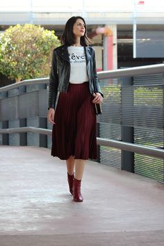 21fe5b8ba755eeaece7a450849876228desc39551780ri Pleats Fashion, Pleated Skirts, Street Style Chic, Jeans Outfit, Skirt Outfit, Outfits Casuales, Moto Jacket, Modest Outfits, Skirt Outfits