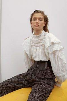 Étoile Isabel Marant Pré-Collections Automne-Hiver 2019 - tendances mode, beauté, mannequins et inspirations Work Outfits Frauen, Chique Outfits, Stylish Work Outfits, Isabel Marant Etoile, Mode Inspo, Work Outfits Women, Outfits Women