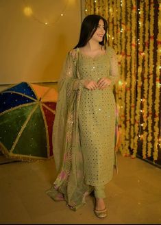 Wedding Wear Kurta Women, Indian Suit Outfits For Women, Indian And Pakistani Dresses, Girls Kurti Design Style New, Traditional Suit For Women, Kurta Party Wear For Women, Simple Palazzo Suit Design, Party Churidar Designs, Outfits For Eid Women Casual