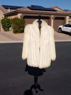 M (10) ARCTIC FOX fur coat jacket by SAGA, hip-length, ivory, luscious vintage find, wonderful bridal fur, E-U-C (#2506) You're going to look amazing in this!  An elegant, unisex, ARCTIC FOX STROLLER jacket coat ... and the world renowned quality of SAGA FURS.  Solid IVORY in color, hip-length FOX FUR JACKET, with the AVANTI brand name.  Classic cut.  FOX is a LONG FIBER, incredibly SOFT AND THICK fur.  All fox fur coats are made with strips of fur joined by strips of leather.  The wider the str White Fur Coat For Formal Winter Occasions, White Formal Fur Coat For Winter, White Formal Winter Fur Coat, Elegant Cream Faux Fur Coat, Vintage Leather Fur Coat With Faux Fur Lining, Vintage Mink Fur Coat, Real Fox Fur Coat, Luxury Fox Fur Coat With Faux Fur Trim, Bridal Fur