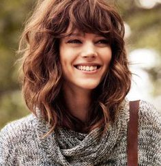 Medium Length Hairstyles for Thick Wavy Hair with Bangs Medium Length Hair With Bangs, Wavy Hairstyles Medium, Thick Wavy Hair, Corte Bob, Curly Haircuts, Hair With Bangs