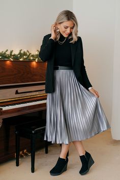 Woman in a silver skirt, black sweater, and wedge shoes near a piano with holiday lights. Holiday Outfit Inspiration, Holiday Outfit Ideas, Glitter Outfit, Outfit Looks, Chic Holiday, Sparks Joy, Chic Christmas