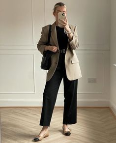 Hotel Worker Outfit, Classy Conservative Outfits, Office Outfit With Sneakers, Taupe Blazer Outfit, Summer Business Professional, Winter Outfits Business, Style With Blazer, Corporate Fashion Office Chic, Cream Blazer Outfit