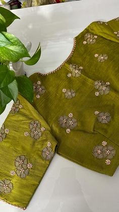 Bridal Designer Blouse, Blouse Neck Work Designs, Classic Blouse Designs, Thread Work Blouse Designs Embroidery, Hand Work On Blouse, Only Thread Work Blouse Designs, Simple Thread Work Blouse Designs, High Way Road, Thread Work Blouse Designs