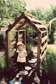 Huisje van pallethout Outdoor Play Area, Garden Arbor, Children's Garden, Natural Playground, Pallet Garden, Outdoor Classroom, School Garden