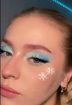 winter makeup look Snowflake Makeup Simple, Christmas Makeup Snowflake, Winter Themed Makeup, Snowflake Eyeliner, Snowflake Makeup Looks, Aesthetic Christmas Makeup, Snowflake Eye Makeup, Winter Wonderland Makeup, Cute Christmas Makeup