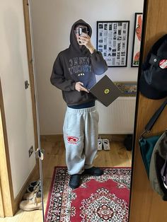 Cozy Wear Men, Comfy Outfits Men Winter, Cozy Fit Men, Mens Outfit Inspiration Aesthetic, Comfy Streetwear Outfits Men, Mens Cozy Outfits, Baggy Grey Sweatpants Outfits, Cozy Outfits Men, Chill Streetwear Outfits