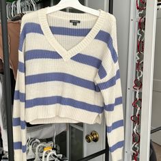 Wild Fable Striped Sweater. White Sweater With Light Blue Stripes. Women’s Size Xs, Never Worn. Casual Blue Sweater For Day Out, German Accent, Casual Work Style, Outfits Date, Date Night Fashion, Night Fashion, Sweater Crop, Fall Sweater, Sweater White