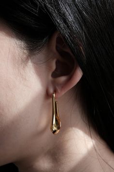 Discover the epitome of chic elegance with our simple geometric drop hoop earrings. Crafted in a modern sculptural style, these earrings fuse minimalist design with a touch of extravagance. Elevate your look effortlessly, exuding a sense of contemporary charm that's destined to turn heads. With every wear, make a statement that speaks of both refined taste and confident style. Modern Metal Teardrop Earrings, Modern Metal Teardrop Earrings For Pierced Ears, Modern Metal Drop Hoop Earrings, Contemporary Everyday Earrings, Modern Teardrop Linear Earrings, Modern Single Teardrop Long Drop Earring, Chic Drop Hoop Earrings, Modern Drop Hoop Earrings, Minimalist Metal Teardrop Earrings