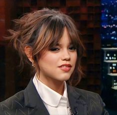 Jenna Ortega Haircut Bangs, Jena Ortega Short Hair, Jena Ortega Bangs, Jenny Ortega Bangs, Jena Ortega Hair, Negative Canthal Tilt, Jenna Ortega Bangs, Cute Short Hairstyles With Bangs, Jenna Ortega Hair