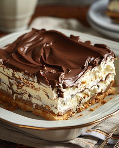 No-Bake Chocolate Eclair Cake is a decadent dessert that combines the smoothness of vanilla pudding with the rich taste of chocolate frosting Praline Bread Pudding, Italian Love Cake, Chocolate Eclair Cake, Cracker Candy, Eclair Cake, American Desserts, Strawberry Mousse, Chocolate Eclair, Lemon Bread