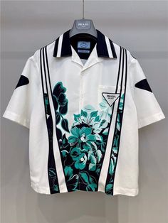 Prada Shirt, Apparel Design Inspiration, Trendy Shirt Designs, Floral Hawaiian Shirt, Mens Casual Outfits Summer, Mens Outfit Inspiration, Stylish Pants, Mens Fashion Casual Outfits, Streetwear Men Outfits