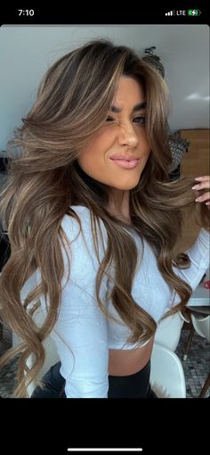 Hair Color For Tan Skin, Latina Hair, Brown Hair Looks, Brown Hair Inspo, Brunette Hair With Highlights, Color Balayage, Brown Hair With Blonde Highlights, Hair With Highlights, Brown Hair Balayage