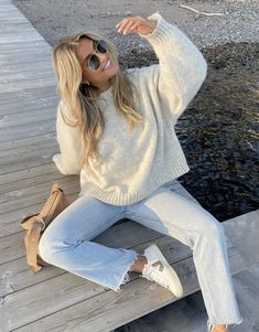 Flattering Casual Outfits, Womens Sweater Outfits, Casual Day Outfits Spring, Romantic Classic Style Outfit, Warm Day Fall Outfits, Transitional Outfits Winter To Spring, All White Party Outfits, Scandinavian Outfit, Australian Winter Fashion