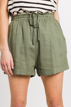 Blue Linen Shorts Outfit Summer, Olive Linen Shorts Outfit, Casual Linen Shorts For Spring, Casual Linen Shorts For Day Out, Trendy Linen Shorts For Summer, Trendy Linen Short Bottoms, Trendy Linen Shorts, Trendy Short Linen Bottoms, Trendy Linen Shorts For Day Out