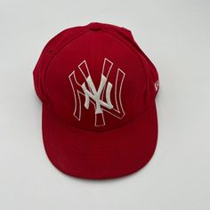 About this item Condition Used Seller Notes Pre-owned item small stain under brim” Brand New Era Size 7 5/8 Color Red Product Cap, Hat Team New York Yankees Gender Men