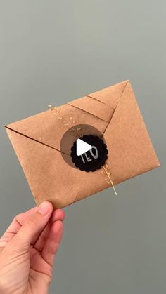 Diy Paper Packaging Ideas, Wrapping Envelope Ideas, How To Wrap An Envelope Gift, Folding Paper Into Envelope, Wrap Gift Cards Creative, How To Fold Envelope, How To Fold An Envelope, How To Fold An Envelope Out Of Paper, Creative Envelope Ideas