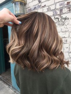 Glas - Hairstyles Brunette Blonde Balayage und Lowlights von Amy Ziegler #askforamy #versatilestra..., #Amy #a... #Glas #hairstyles 2020 trends Brunette Blonde Balayage, Brunette Lowlights, Balayage Brunette To Blonde, Popular Short Haircuts, Brunette Ombre, Brunette Blonde, Blond Balayage, Short Hair Balayage