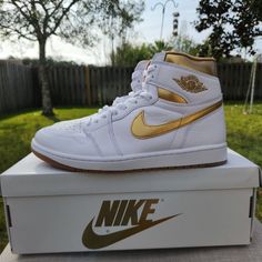 New In Box With Extra Shoelaces Air Jordan 1 Retro Og High Metallic Gold Women's Size 12.5 Mens 11 Nike Air Jordans Colors, Gold Jordans, Goddess Costumes, Quinceanera Shoes, White And Gold Sneakers, High Top Jordans, Quinceañera Ideas, Nike Shoes Air, Pink Nike Shoes