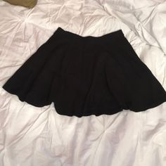 Never Worn Black Full Skirt Skort For Summer, Black Flowy Mini Skort, Black Flowy Lined Mini Skirt, Black Flared Mini Skirt For Spring, Black Skort With Flowy Skirt, Chic Black Full Skirt Skort, Chic Full Skirt Black Skort, Black Stretch Full Skirt, Casual Flowy Black Mini Skirt