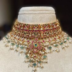 Vintage Indian Jewelry, Gold Jewelry Prom, Jadau Jewellery, Rajputi Jewellery, Wedding Jewelry Sets Bridal Jewellery, Indian Wedding Jewelry Sets, Gold Jewels Design, Antique Necklaces Design