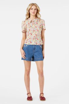 mid-denim Casual Fitted Floral Embroidery Shorts, Fitted Casual Shorts With Floral Embroidery, Spring Fitted Jean Shorts With Pockets, Fitted Jean Shorts With Pockets For Spring, Spring Floral Print Cotton Jean Shorts, Fitted Cotton Shorts With Floral Print, Fitted Floral Embroidery Jeans For Summer, Fitted Floral Print Cotton Shorts, High Waist Floral Embroidered Shorts For Spring