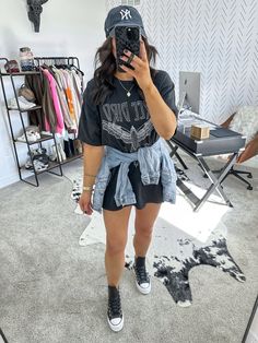 Oversized Tshirt Festival Outfit Women, How To Rock Big Tees, Tee Shirt With Dress, Graphic Shirt Dress Outfit, Grafic Tee Outfits Summer, Big Tshirt Outfits, Pregnant Concert Outfit Summer, Oversized Tshirt Outfit Concert, Hip Hop Concert Outfit Ideas Summer