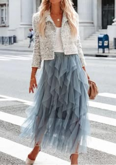 Mode Over 50, Chic Skirt, Tulle Midi Skirt, Tulle Skirts, Mode Casual, Style Upgrade, French Blue, Gray Skirt