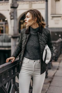 Quilted Jacket Street Style, Street Style Women Edgy, Vest Women Outfit, Street Style Women Fall, Street Style Women Winter