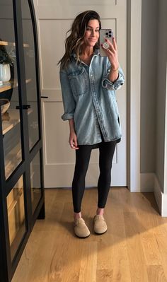 Shirt Dress Leggings Outfit, Spring Casual Outfits Women 2024, Cream Clogs Outfit, Casual Outfits With Mules, What To Wear With Clogs Outfits, Clog Work Outfit, Mule Outfits Women Fall, Jeans With Mules Outfit, Clogs With Leggings