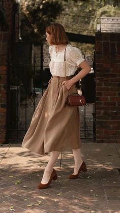 Long Skirts Short Women, Classy Outfits 1950s, Womens 40s Fashion, How To Dress Like A Royal, Vintage Style Outfits Retro Classy, Librarian Outfit Summer, Vintage French Aesthetic Fashion, Vintage Korean Fashion, Cottage Core Office Outfits