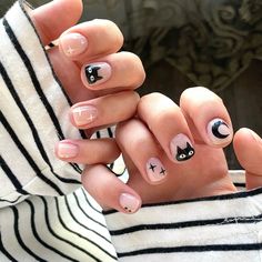 nail black/white yk2 Nail Yk2, Cat Nail Ideas, Short Black And White Nails, Pink Round Nails, Simple Black And White Nails, Yk2 Nails, Black Cat Nail Art, Cat Nail Art Designs