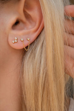 double earrings, connected earrings, earrings with chain, chain earrings, multiple piercing earrings, studs with chain, connected studs, piercings inspo, ear piercings, ear stack inspo Connected Earrings, Earrings Double, Piercing Earrings