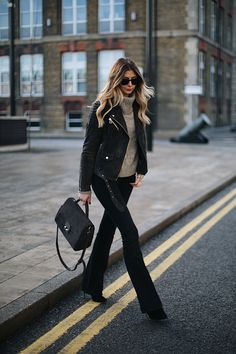 Flare Jeans Outfit Winter, Flare Jean Outfit, Mode Dope, Black Flares, Flare Jeans Outfit, Black Flare Jeans, Winter Pants Outfit, Jeans Outfit Winter, Walking Down The Street