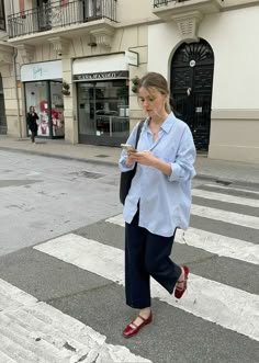 Mary Jane Flats Outfit Summer, Blue Shirt Aesthetic, Blue Shirt Outfit, Parisian Look, Street Wear Fashion, Shirt Aesthetic, Hijabi Outfits Casual, Casual Day Outfits, Stylish Work Outfits