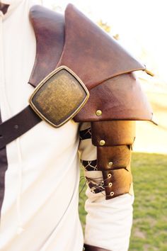 Homemade DIY Medieval Armor Pauldron made of cardboard and faux leather! Diy Leather Armor, Armor Pauldron, Diy Armor, Costume Carnaval, Cereal Boxes