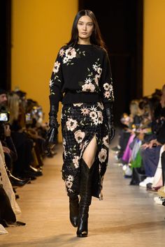 Elie Saab Fall 2024 Ready-to-Wear Fashion Show | Vogue Body Positive Fashion, Dark Florals, Elie Saab Fall, Runway Trends, Fall Winter 2024, Stylish Plus, Graceland, Sewing Basics, Plus Size Swimwear