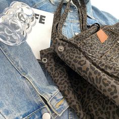 Get wild with our Jumbo Leopard Prints Shoulder Canvas Bags! Inspired by denim jeans, this bag features a front pocket, accent brand patch, metal rivet buttons, and topstitching, making it both stylish and functional. Add a whole new vibe of fun with the distinctive trapezoid-to-square design, easily secured with the snap of buttons.Roar with fashion (but not too loud). Size: WTop60cm-Bottom33cm x H34cm x D19cm / WTop23.6"-Bottom13" x H13.4" x D7.5" Gender: WOMEN Item Type: Shoulder Bags Main Ma Porter Bag, Poncho Dress, Shopping Totes, Leopard Prints, Printed Canvas Tote Bag, Shoulder Bags For Women, Casual Tote, Types Of Bag, Chic Fashion