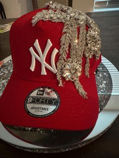 Bling Fitted Hat Blinged Out Outfits, Custom Fitted Hat Design Ideas, Bling Bling Aesthetic, Custom Hat Ideas, Fitted Hat Outfit, Bedazzled Hat, Hats Aesthetic, Custom New Era Hats, Ny Baseball Cap