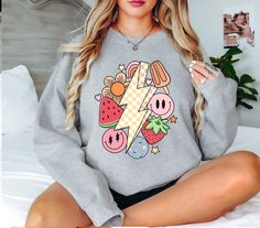 Hello Hot Summer Watermelon Sweatshirt, Spring Attire, Sunshine and Picnic Sweater, Beach Tee, Summer Gift for Women, Botanical Fruit Sweat 🌟Welcome to Serva Treasures!🌟 PRODUCT DETAILS: Discover our durable sweatshirts and hoodies, meticulously crafted with double-needle stitching. Enjoy the cozy blend of 50% cotton and 50% polyester for ultimate comfort. HOW TO ORDER: 👀 Browse our enticing product photos. 🎨 Easily select size and color from our menus. 🛒 Secure your choice with a click on Spring Vacation Sweatshirt, Summer Fruit Design Crew Neck T-shirt, Fun Summer T-shirt With Fruit Print, Casual Summer T-shirt With Fruit Design, Spring Cotton T-shirt With Fruit Design, Spring Fruit Print T-shirt With Relaxed Fit, Spring Attire, Beach Tee, Summer Watermelon