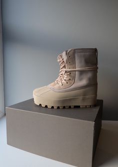 Yeezy 950, Kanye Yeezy, Yeezy Fashion, Gents Shoes, Boots Outfit Men, Techwear Fashion, Mens Winter Boots, Sneakers Addict, Streetwear Fashion Women