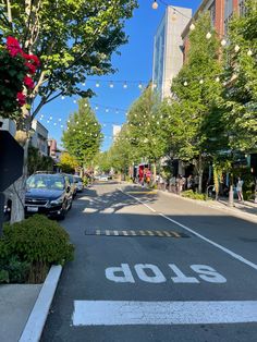 Summer streets under the string lights 🌞✨ #CityCharm #SunnyDays #StreetVibes #UrbanStroll #CityLights #DowntownFeels #SummerInTheCity #StreetScenes #UrbanBeauty #EveningVibes #seattle Seattle Aesthetic Summer, Seattle Summer Aesthetic, Moving To Washington State, Summer Streets, Seattle Summer, Seattle University, Urban Beauty