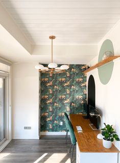 a room with a desk, chair and wallpaper on the walls in front of it