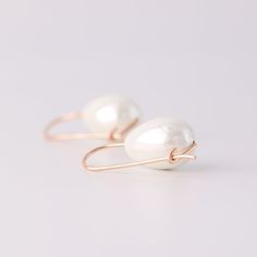 These Ceramic Pearl Earrings make a statement with their elegant, teardrop dangle and luxurious gold filled finish. Perfect for adding a touch of sophistication and class to an everyday look, they'll become your new go-to accessory. Dare to be bold and stylish!• Sold in pairs• Available in: High Quality Solid 925 Sterling Silver, Gold filled 12K and Rose gold filled 12K• Pearl drop size: 2cm x 1.5cm• Wire Thickness - 1mm (18gauge)• Length of the earrings: 3cm Elegant Oval Earrings For Everyday, Chic Oval Earrings For Everyday, Minimalist Jewelry With Matching Teardrop Pendant Earrings, Elegant Teardrop 14k Gold Filled Earrings, Classic Rose Gold Teardrop Earrings, Minimalist Pearl Drop Teardrop Earrings, Chic Teardrop Hoop Earrings With Ear Wire, Elegant Everyday Teardrop Earrings With Ear Wire, Elegant Teardrop Earrings For Everyday